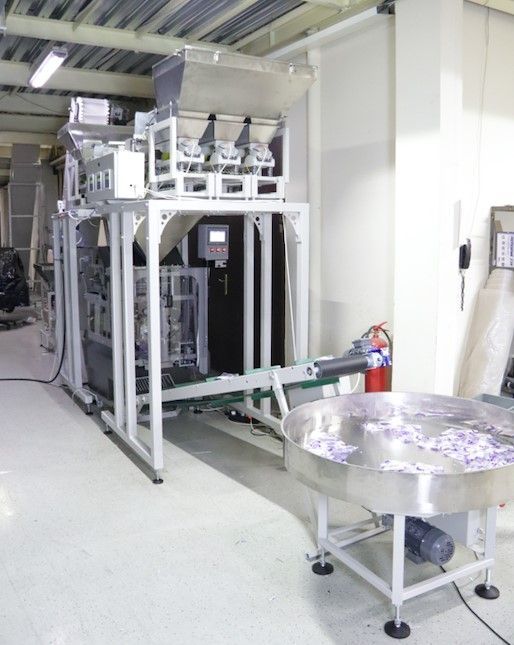 Упаковка гипотермического пакета. Фасовочно упаковочный комплекс Инпак-Про с двумя дозаторами МДВ-32 с транспортерами подающим и отводящим Упаковка гипотермического пакета. Фасовочно упаковочный комплекс Инпак-Про с двумя дозаторами МДВ-32 с транспортерами подающим и отводящим