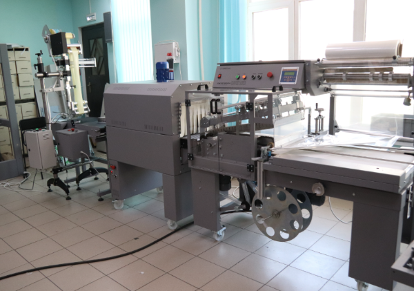 Упаковка вафель. Термоусадочное оборудование “Рамка А” с термотоннелем “УТ-400.01” с аппликатором этикеток “АЭ-140” Упаковка вафель. Термоусадочное оборудование “Рамка А” с термотоннелем “УТ-400.01” с аппликатором этикеток “АЭ-140”