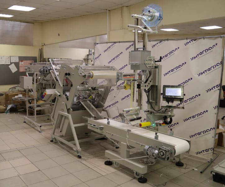 Упаковочная машина наклонного типа “Пума-2” с подающим транспортером и с аппликатором этикеток “АЭ-140” Упаковочная машина наклонного типа “Пума-2” с подающим транспортером и с аппликатором этикеток “АЭ-140”