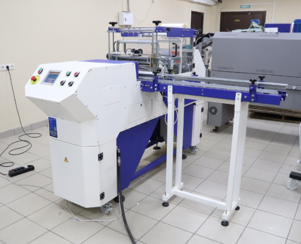 Упаковка коробочек для парфюма методом конверта. Целлофанатор А25М Упаковка коробочек для парфюма методом конверта. Целлофанатор А25М