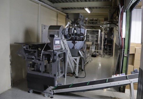 Упаковка чипсов. Фасовочно-упаковочная линия Инпак-Про с мультиголовой МДВК-10 с транспортерами подающим и отводящим Упаковка чипсов. Фасовочно-упаковочная линия Инпак-Про с мультиголовой МДВК-10 с транспортерами подающим и отводящим