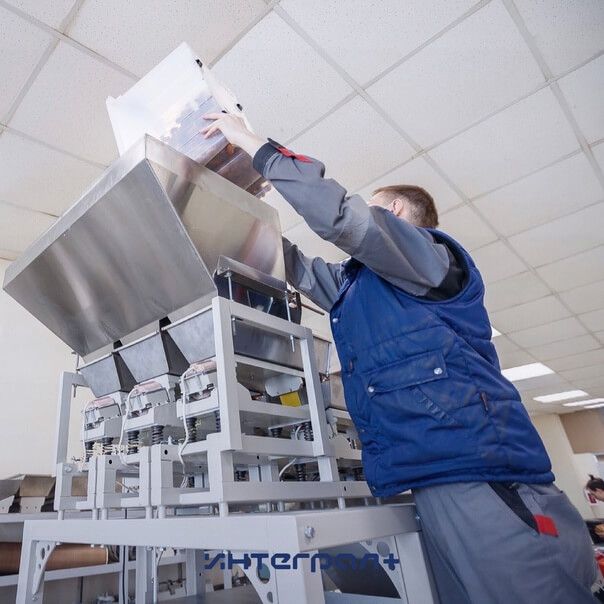 yRnCtN7Lz94.jpg фасовка через подающий бункер питатель