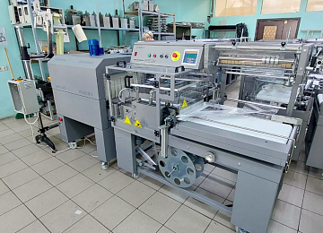 Упаковка лотков. Термоусадочное оборудование “Рамка А” с термотоннелем “УТ 400.001” и аппликатором этикеток “АЭ-140” Упаковка лотков. Термоусадочное оборудование “Рамка А” с термотоннелем “УТ 400.001” и аппликатором этикеток “АЭ-140”