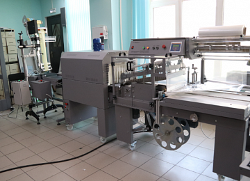 Упаковка вафель. Термоусадочное оборудование “Рамка А” с термотоннелем “УТ-400.01” с аппликатором этикеток “АЭ-140” Упаковка вафель. Термоусадочное оборудование “Рамка А” с термотоннелем “УТ-400.01” с аппликатором этикеток “АЭ-140”